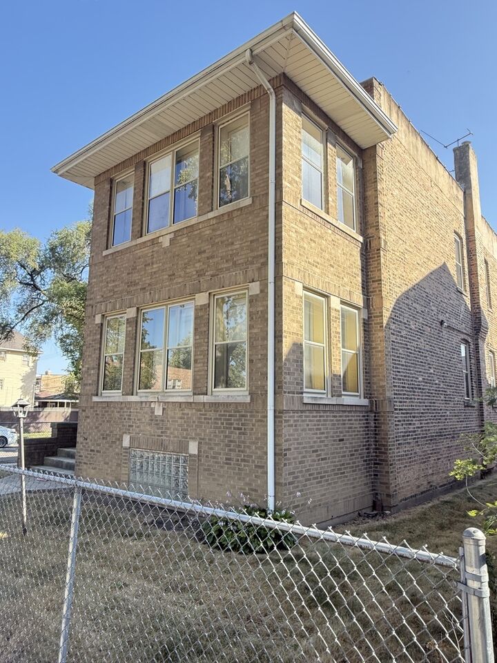 Property Photo:  5901 W Rice Street  IL 60651 