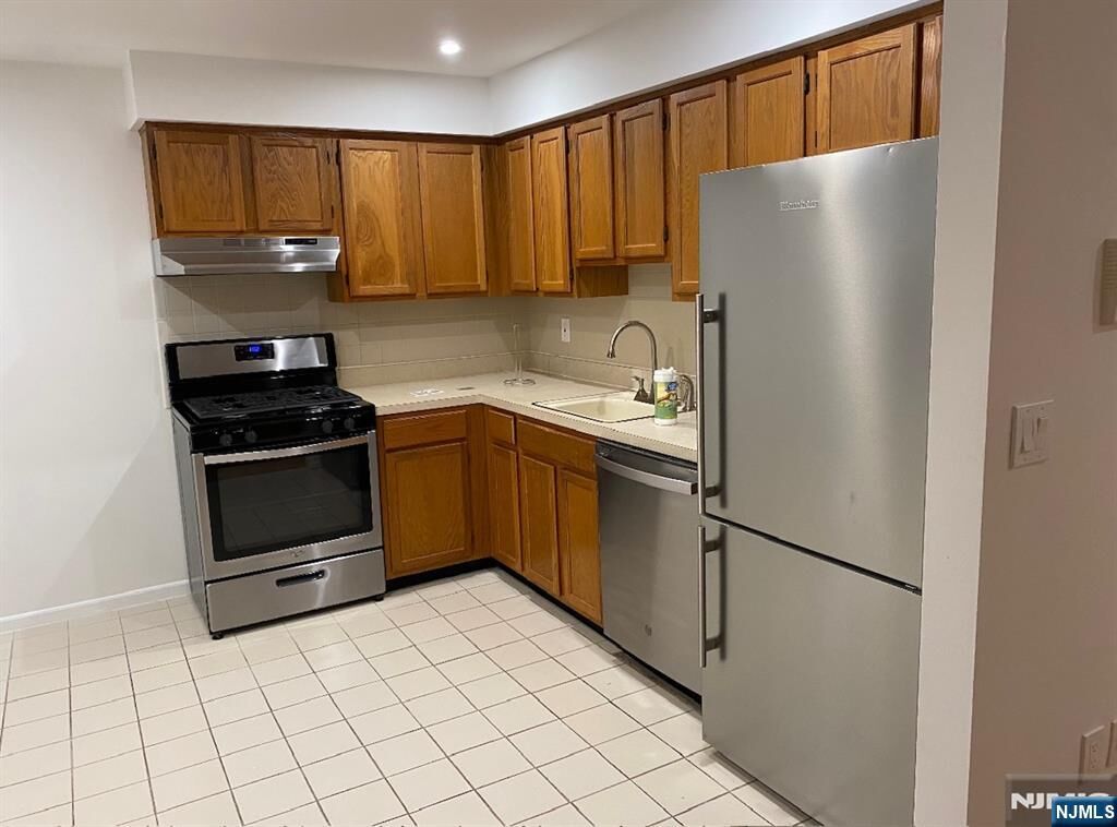 Property Photo:  700 Schuyler Avenue E14  NJ 07032 