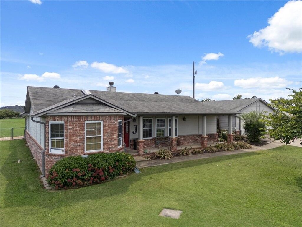 Property Photo:  513 N Old Wire Road  AR 72745 