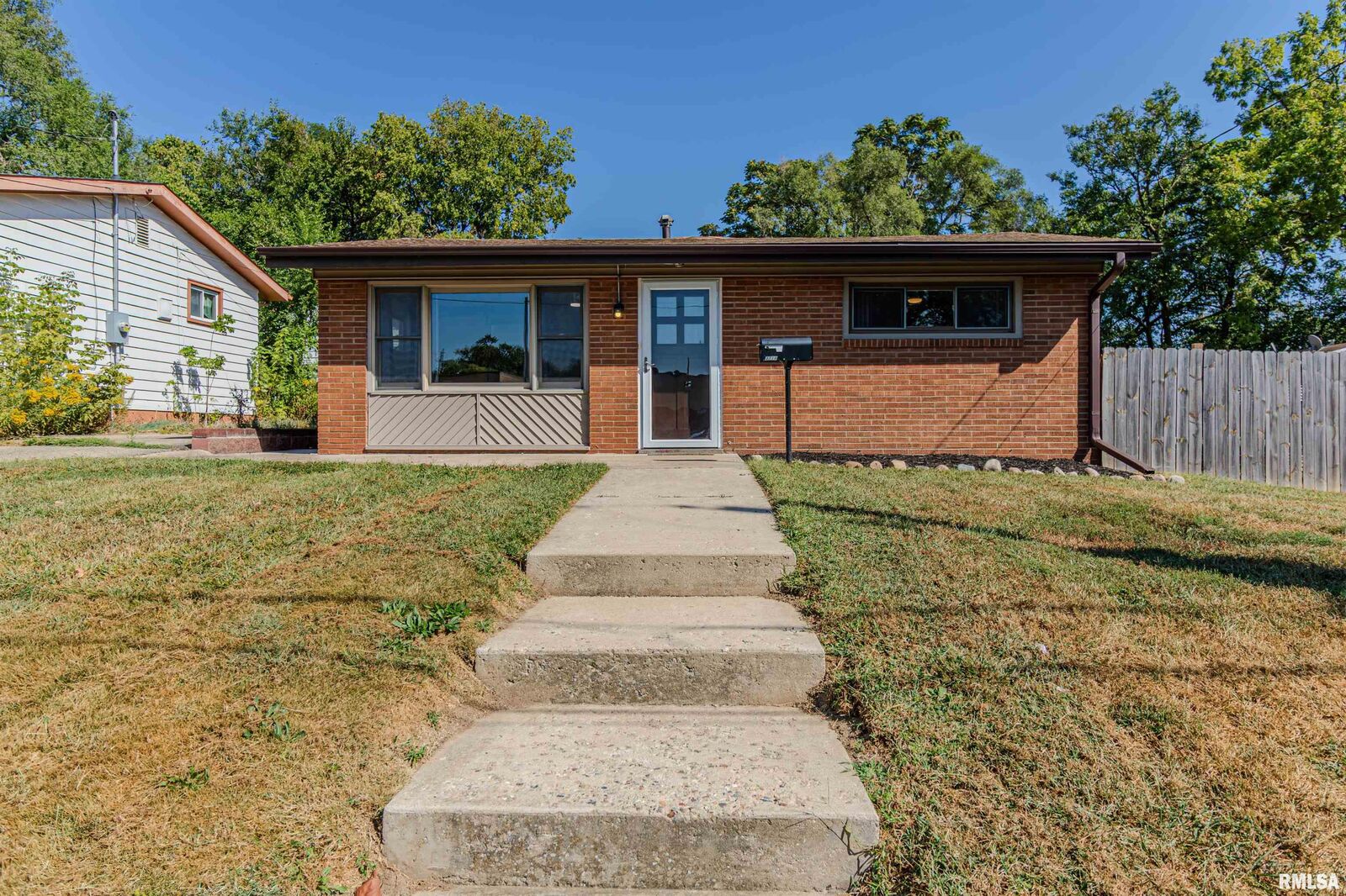 Property Photo: 3718 N Ashton Avenue IL 61614