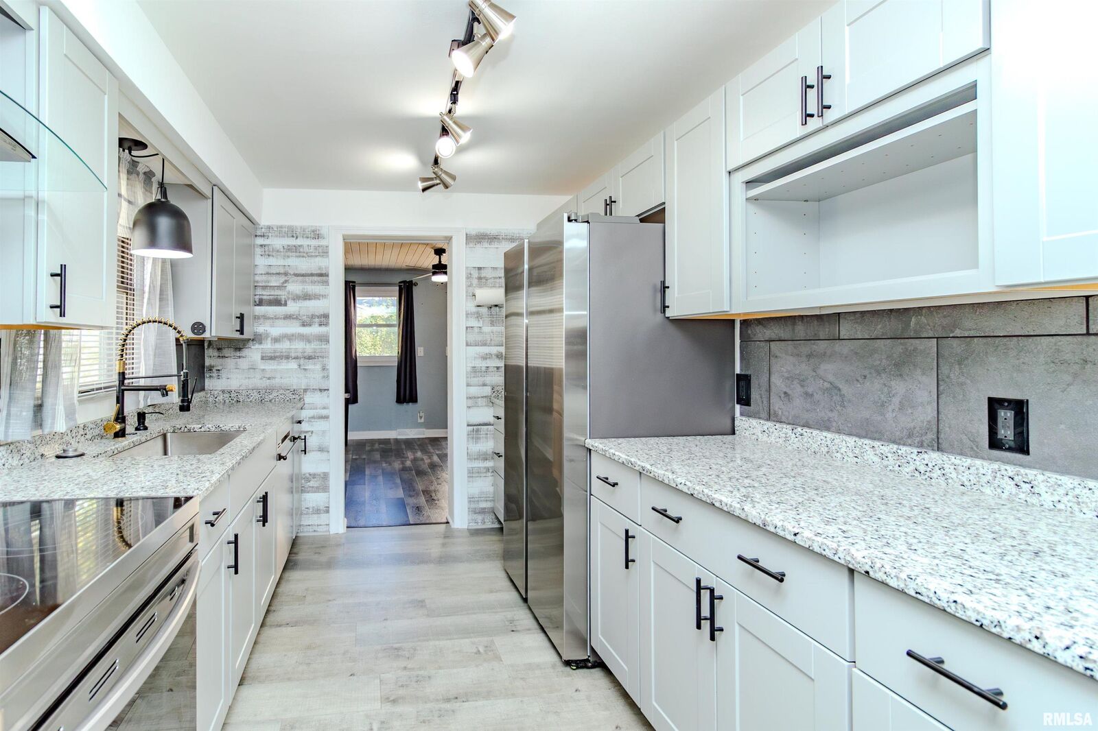 Property Photo: 3718 N Ashton Avenue IL 61614