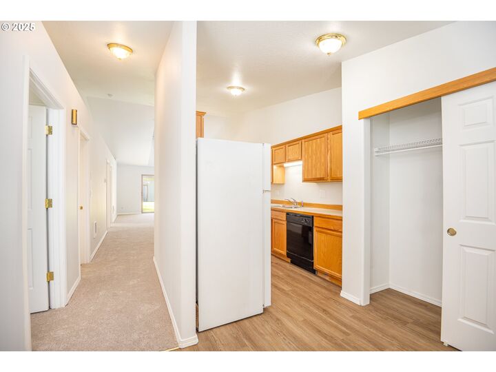 Property Photo:  957 E Benjamin Ave  OR 97424 