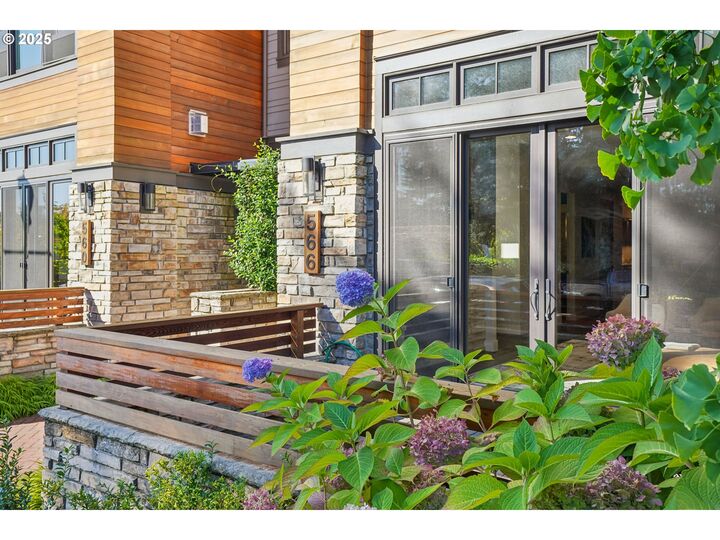 Property Photo:  566 4th St  OR 97034 