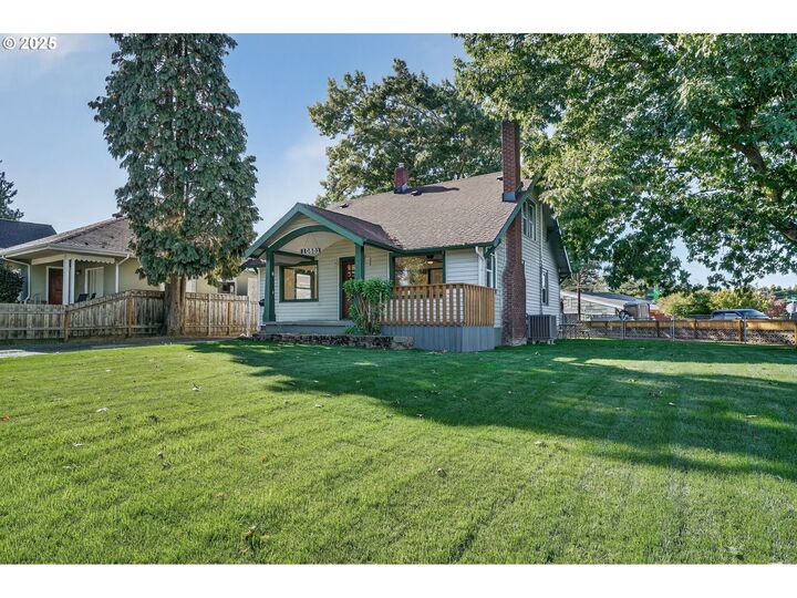 Property Photo:  10801 SE Myrtle St  OR 97222 