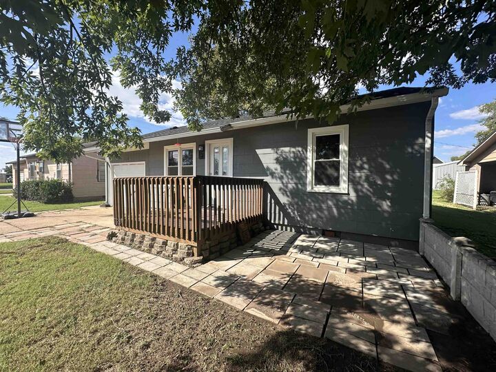Property Photo:  518 Holmes St  KS 67070 