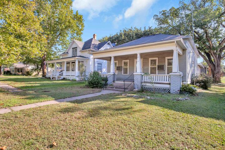 Property Photo:  142 N Cedar St  KS 66861 