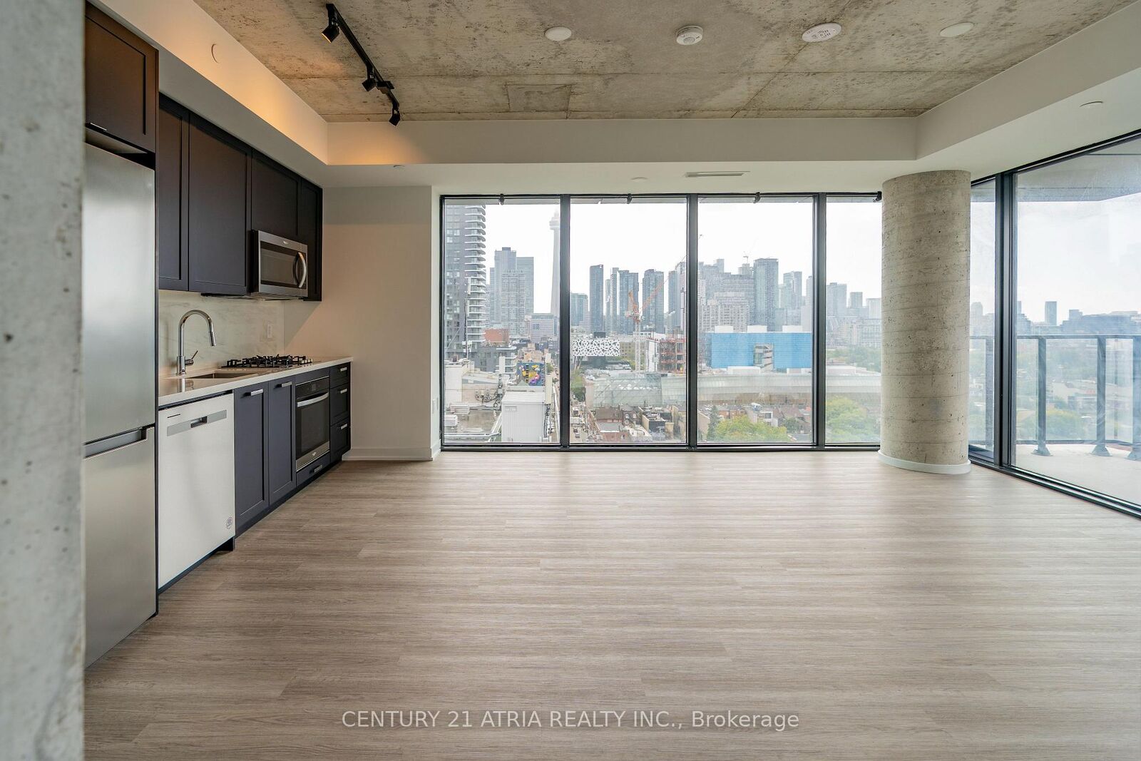 Property Photo:  195 McCaul Street 1511  ON M5T 0E5 