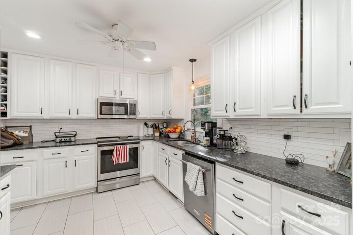 Property Photo:  6100 Colchester Place  NC 28210 