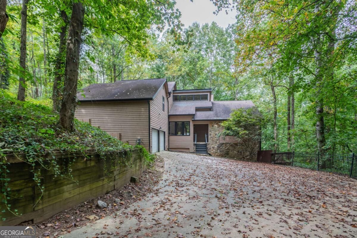 Property Photo: 1945 Ledieu Road GA 30075