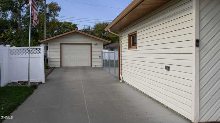 Property Photo:  506 Garden Drive  ND 58504 