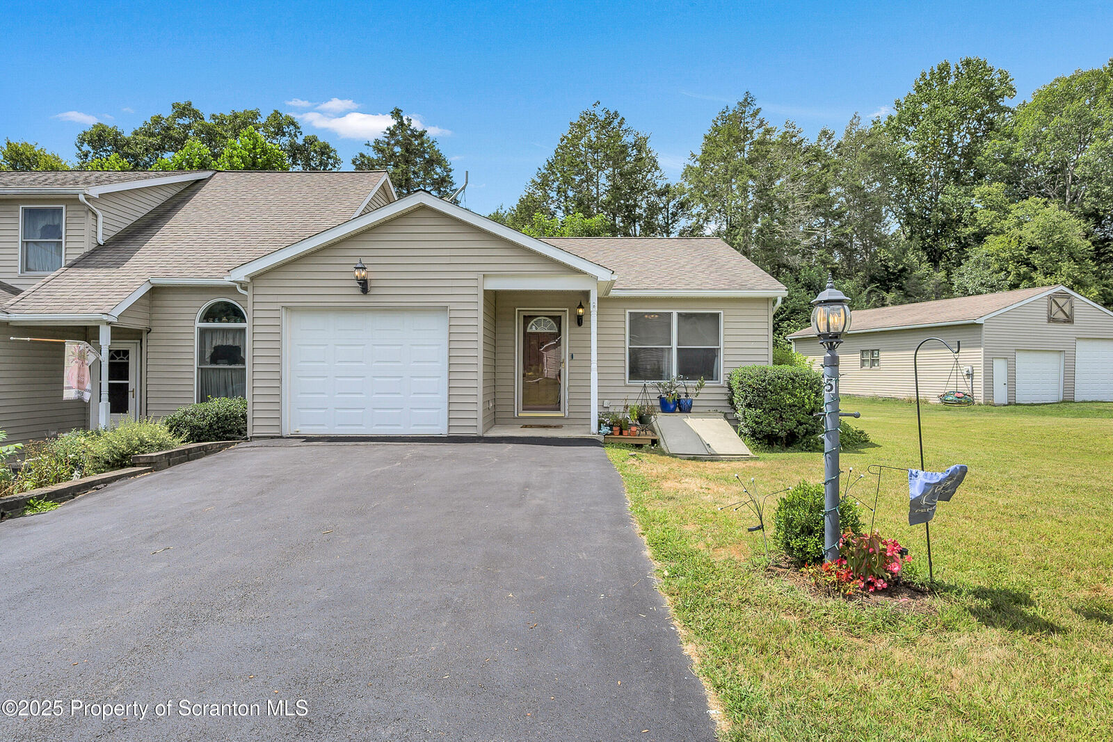 Property Photo:  229 Knollridge Drive Unit 5  PA 18419 