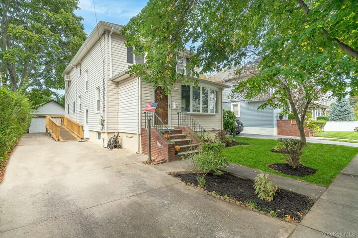 Property Photo:  118 Linden Street  NY 11710 