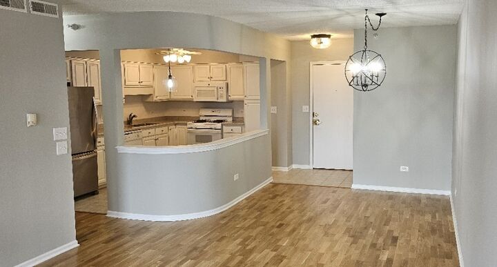 Property Photo: 1 N Beacon Place 305 IL 60525