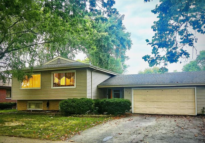 Property Photo:  910 Bowling Green Drive  IL 60430 