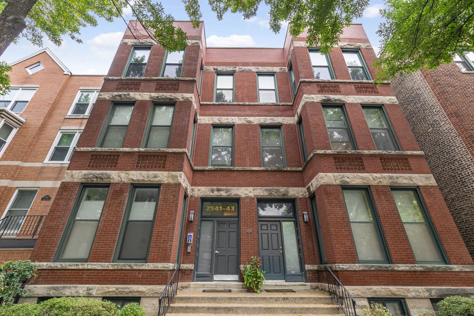 Property Photo:  2541 N Racine Avenue 2  IL 60614 