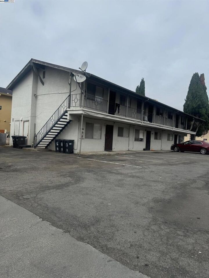 Property Photo: 318 Dumont Ave CA 94544