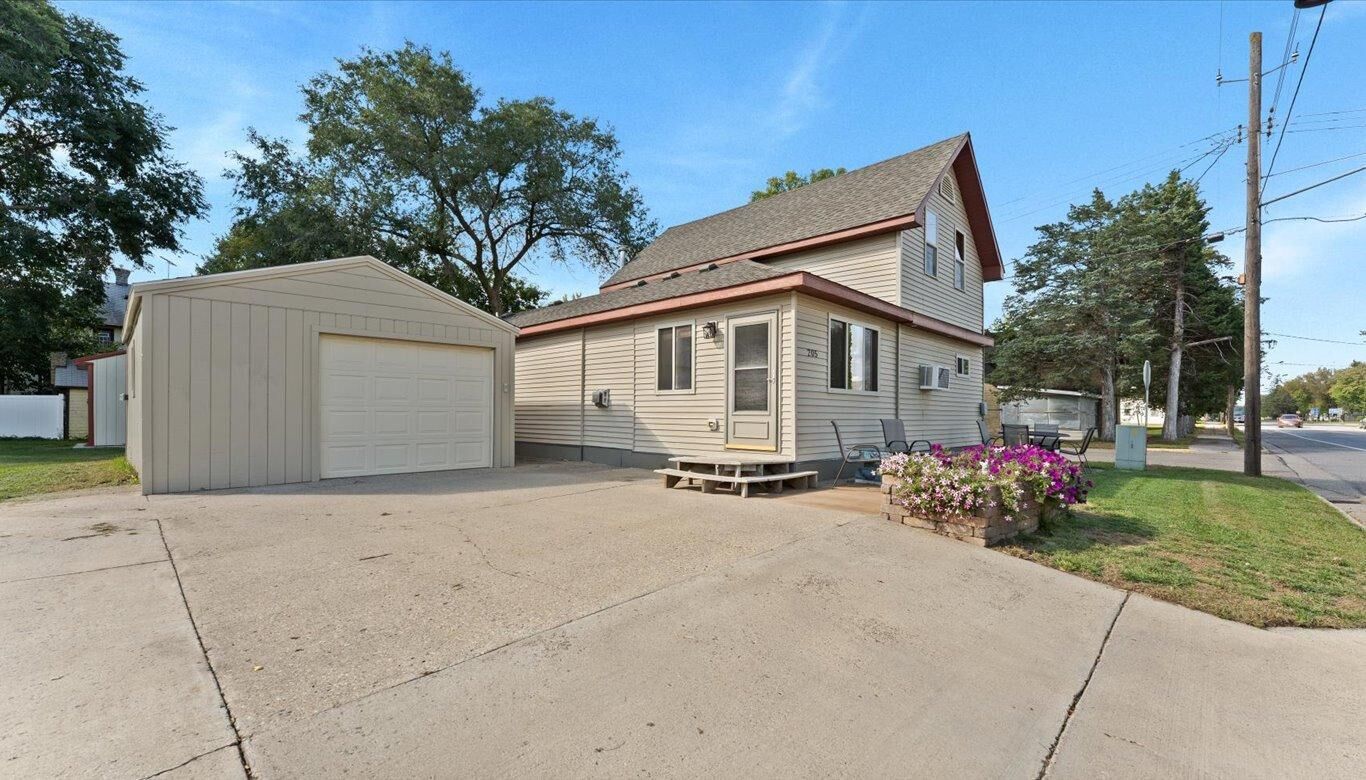 Property Photo:  205 Grant Avenue SW  MN 56368 