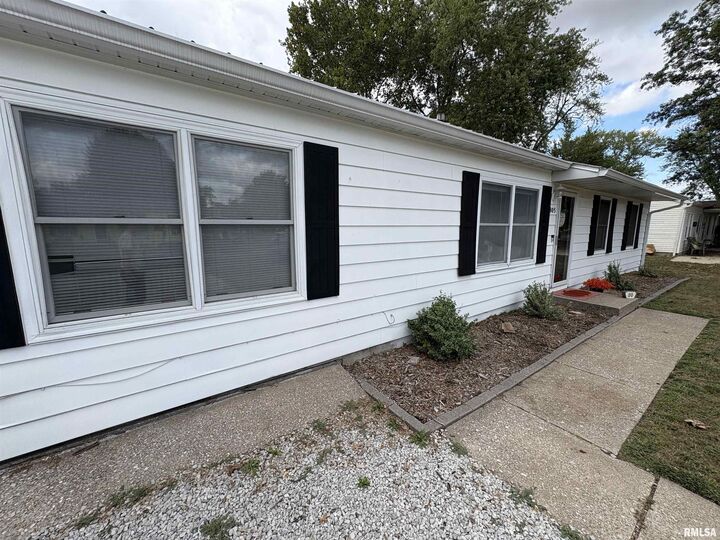 Property Photo:  805 N Reel Street  IL 62881 