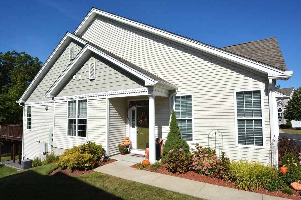 Property Photo:  44 Hopkins Circle 44  MA 01844 