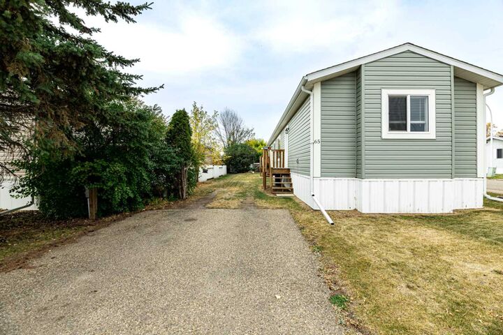 4922 Womacks 65  Blackfalds AB T0M 0J0 photo