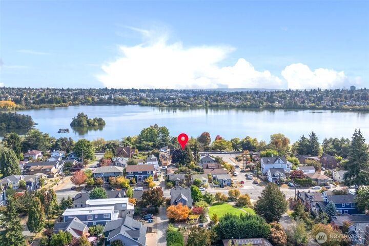 Property Photo: 6707 Aurora Avenue N WA 98103
