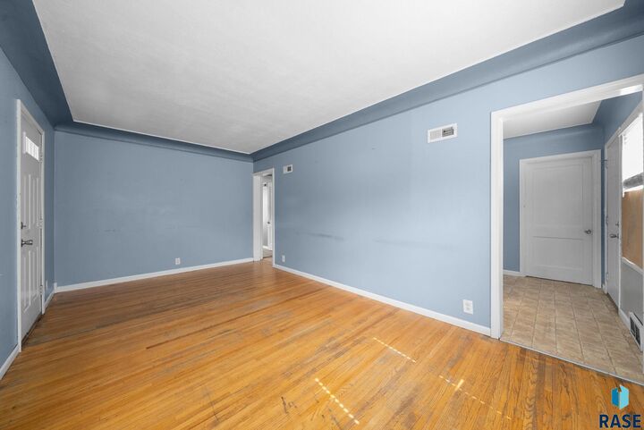 Property Photo:  900 S 4th Ave  SD 57104 