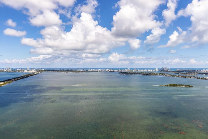Property Photo: 480 NE 31st St 4605 FL 33137