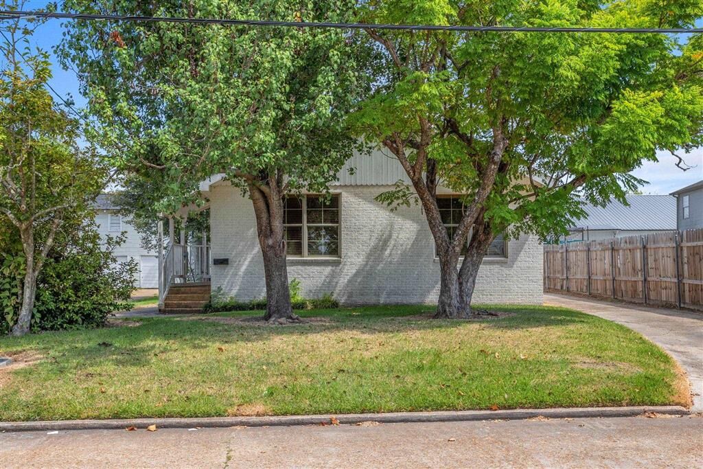 Property Photo:  1901 & 1901 1/2 Ethel Street  LA 70601 