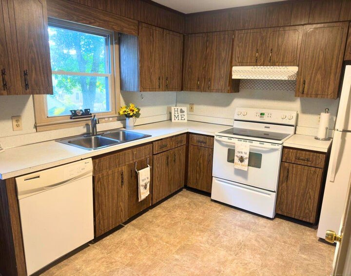 Property Photo:  537 Boswell Avenue  CT 06360 