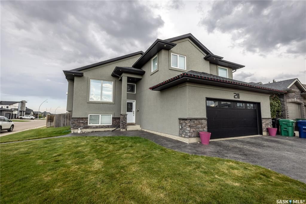 Property Photo:  211 Sauer Crescent  SK S7S 1L9 
