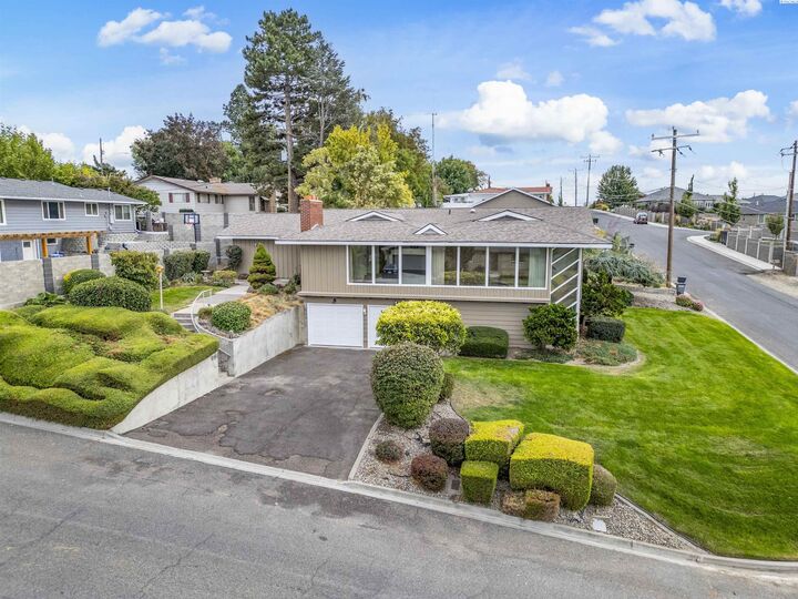 Property Photo:  1235 Cherry Ave  WA 98944 