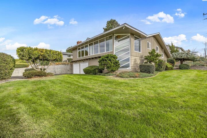 Property Photo:  1235 Cherry Ave  WA 98944 