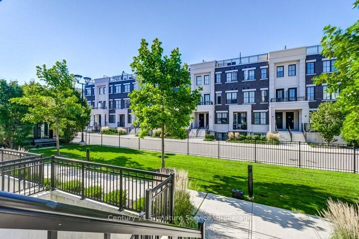 Property Photo:  652 Cricklewood Drive 202  ON L5G 0A5 