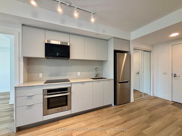 Property Photo: 8 Cedarland Drive 611 ON L6G 0H4