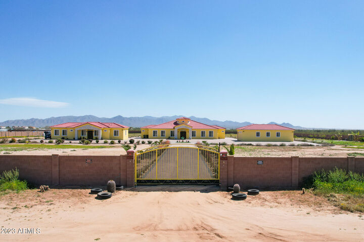 Property Photo: 24235 W Pinnacle Vista Lane AZ 85361