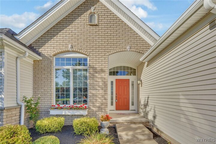 Property Photo:  15 Collins Court  NY 14068 