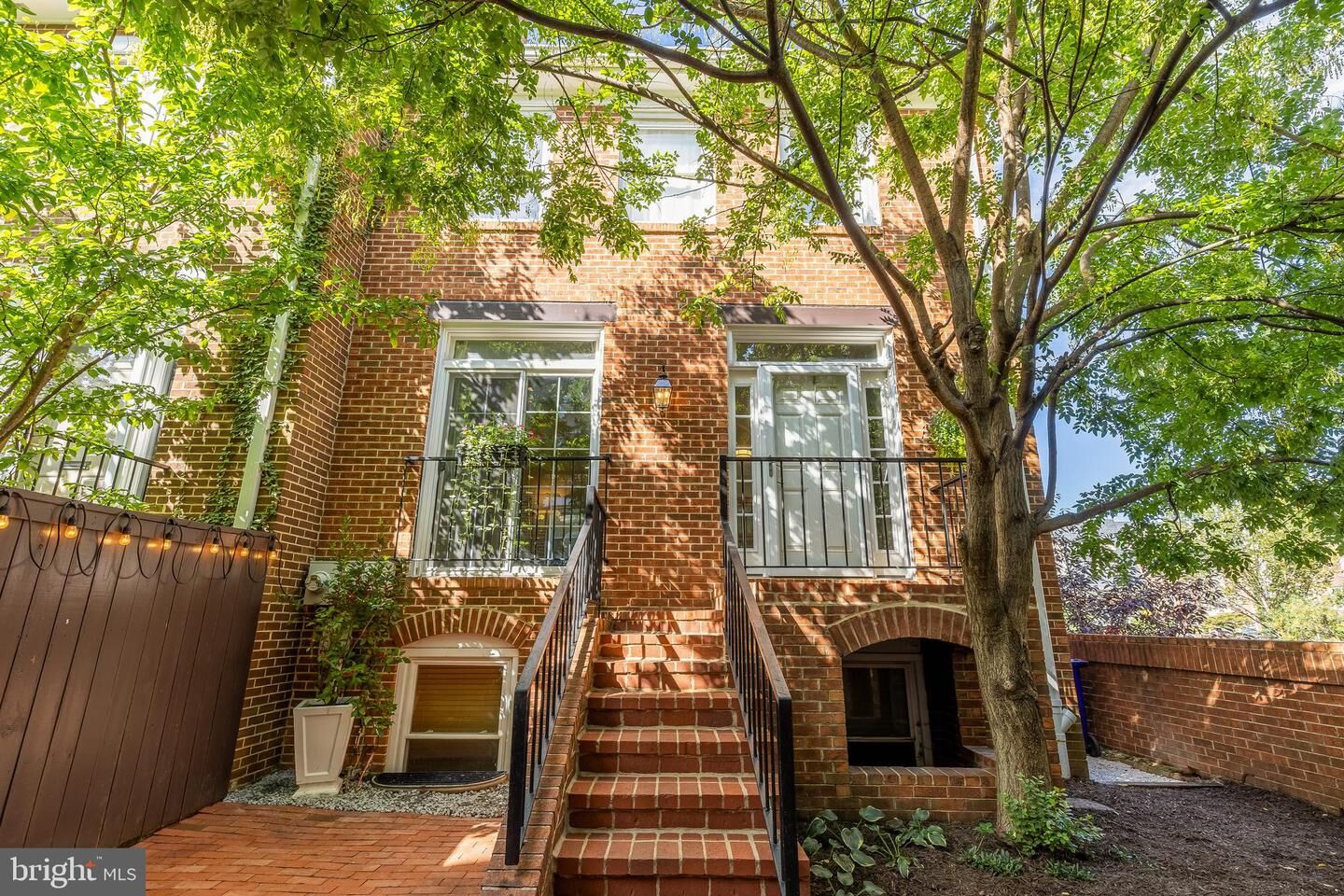 Property Photo: 1055 N Stafford Street VA 22201