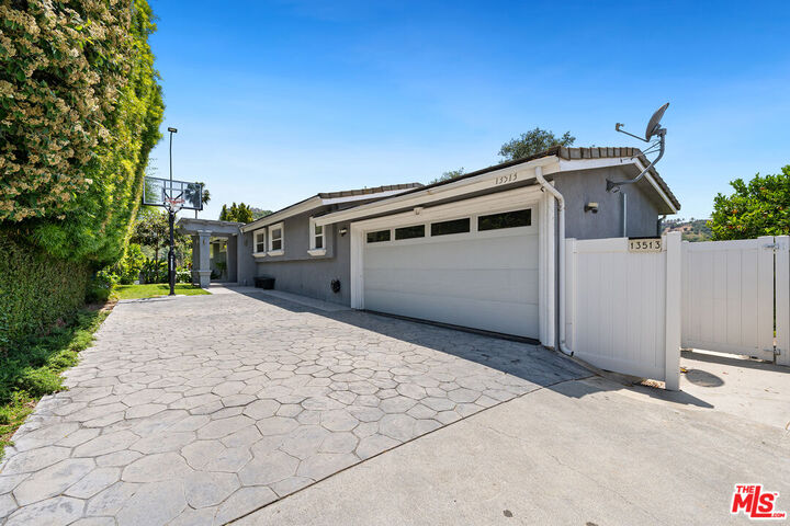 Property Photo:  13513 Cheltenham Dr  CA 91423 