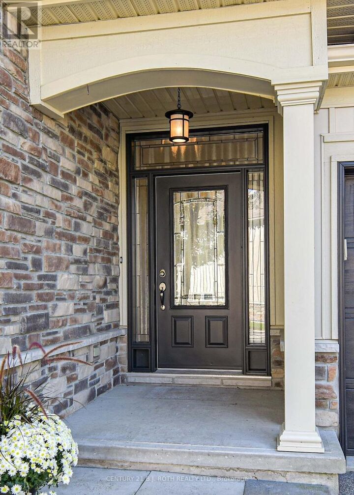 Property Photo:  28 Canterbury Circle  ON L3V 0C9 