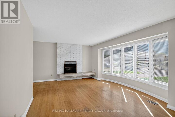Property Photo: 3 Sutton Place ON K2E 5G1