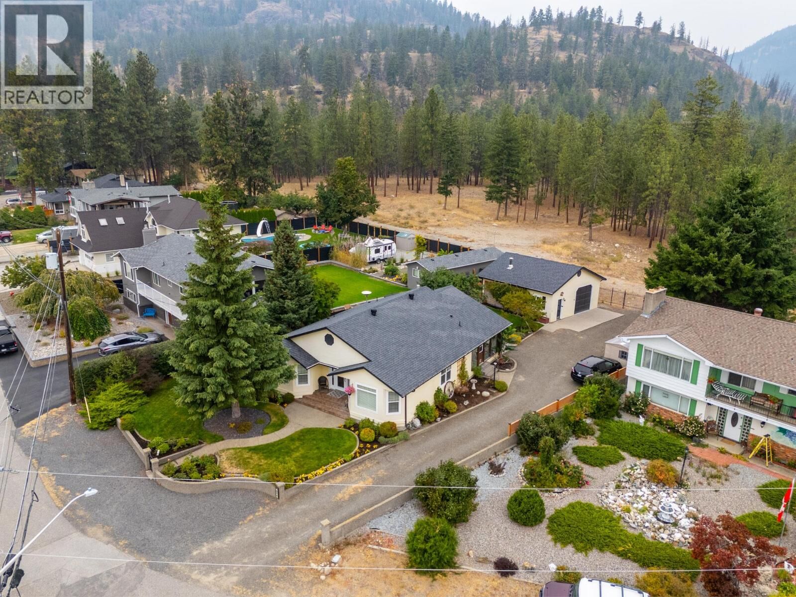 Photo de la propriété: 4188 6 Avenue BC V0H 1X5