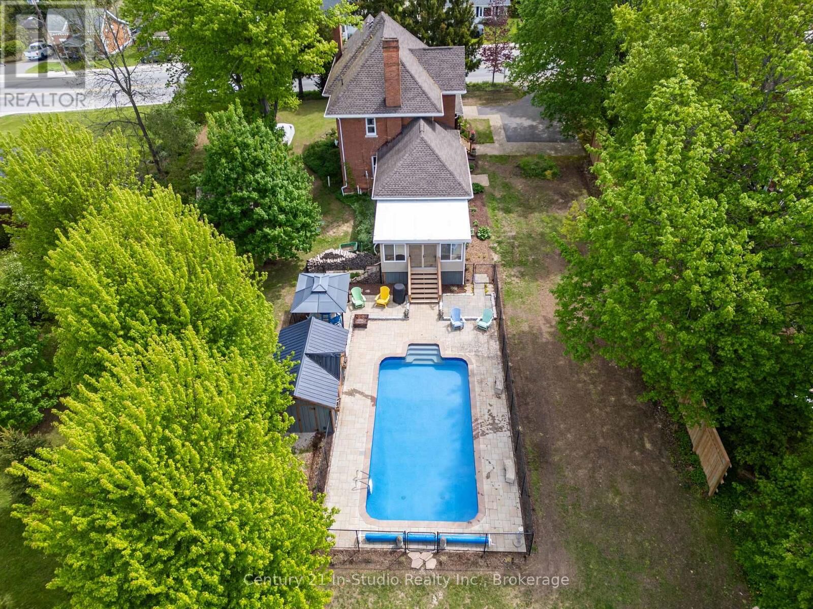Property Photo:  296 Garafraxa St Street  ON N0H 1G0 