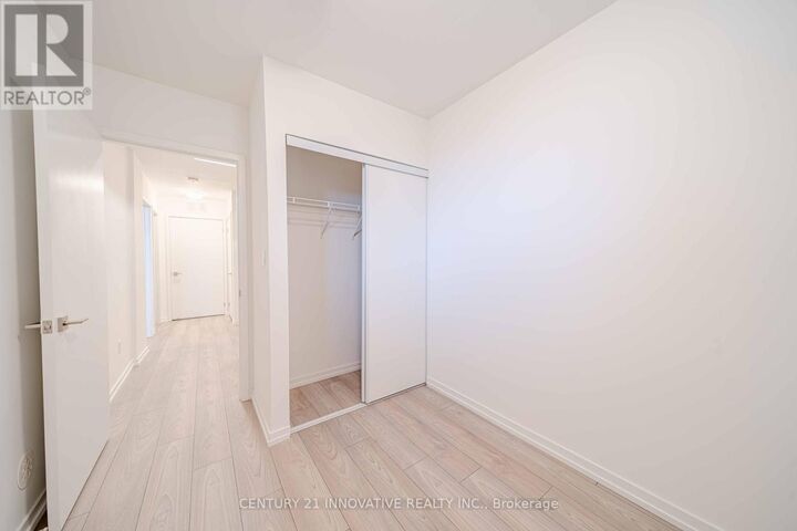 Property Photo: 16 Lytham Green Circle 5 ON L3Y 0H5