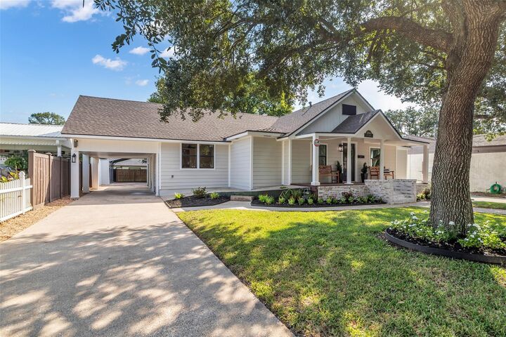 Property Photo:  2604 Cos Street  TX 77575 