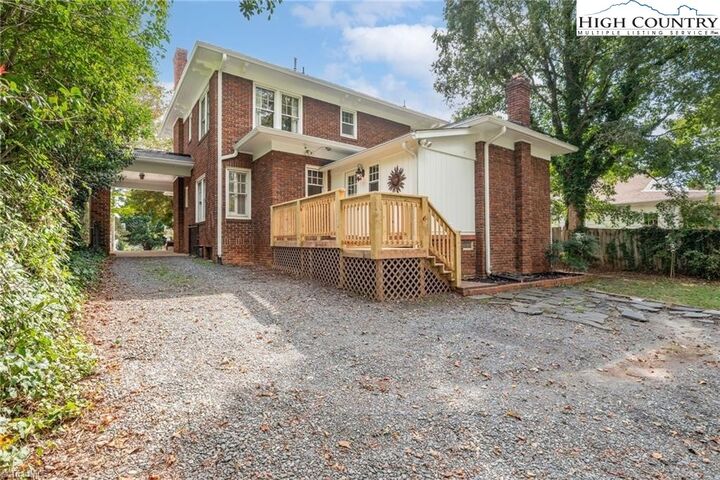 Property Photo: 1102 Hawthorne Road NC 27103