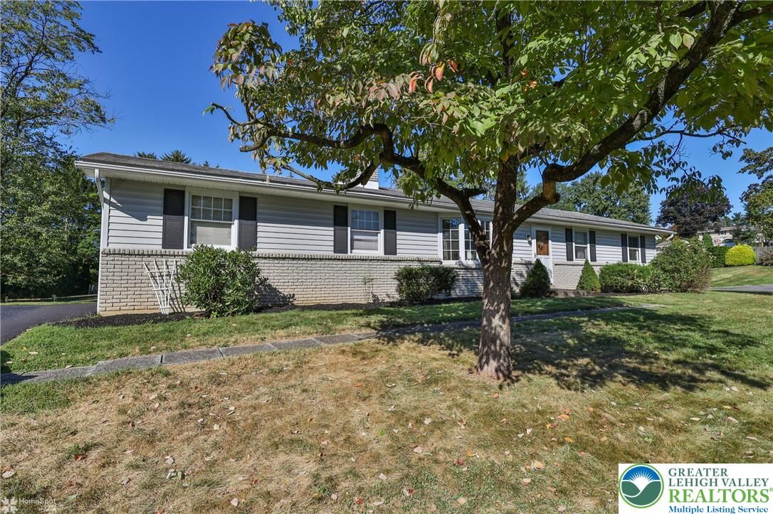 Property Photo: 1451 Wynnewood Drive PA 18017