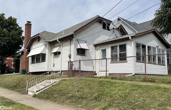 Property Photo:  564 S Central Ave  IA 52601 