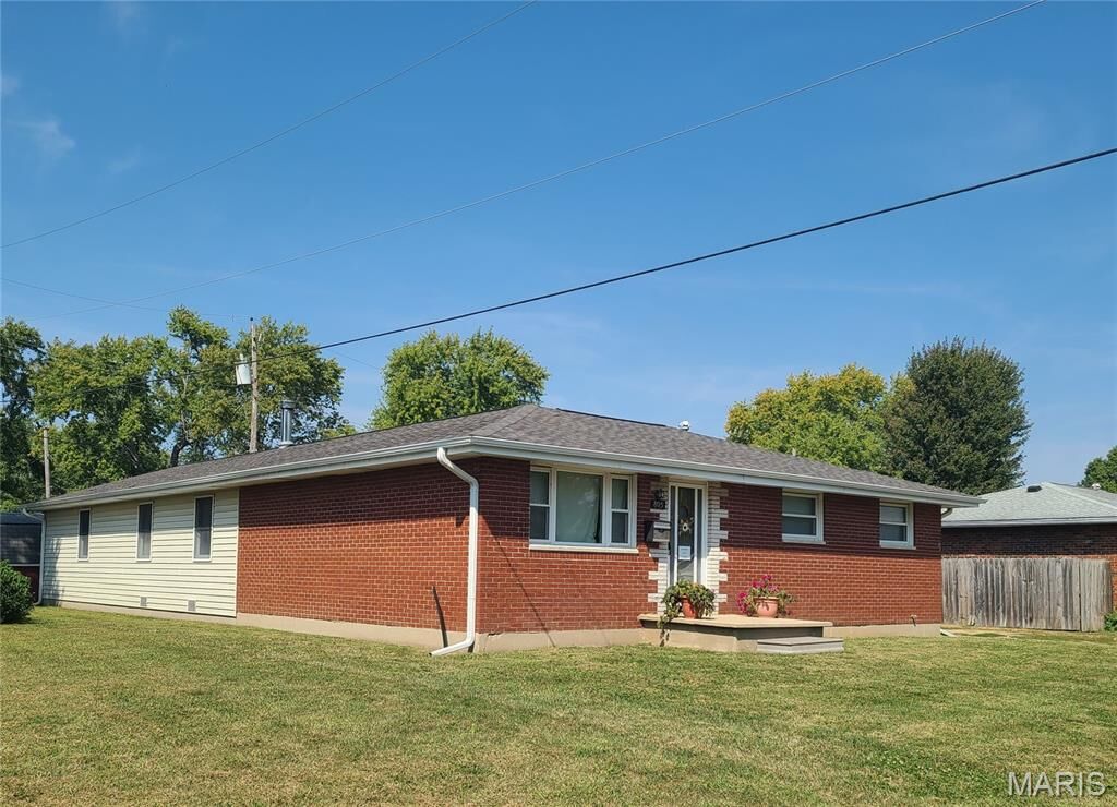 Property Photo:  805 Sanders Street  IL 62010 