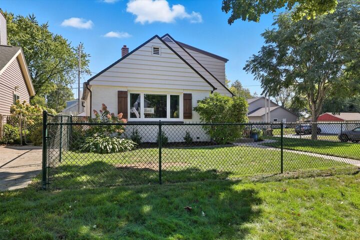 302 N 111th St  Wauwatosa WI 53226 photo