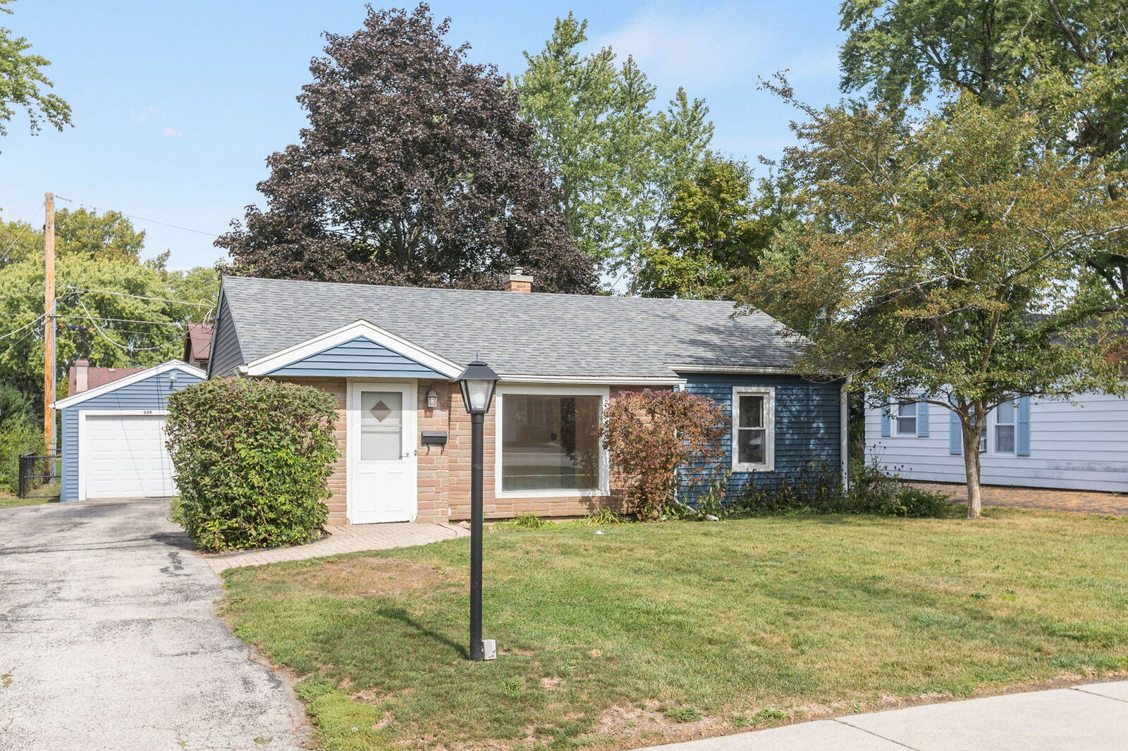 Property Photo: 228 Woodlawn Drive IL 60060